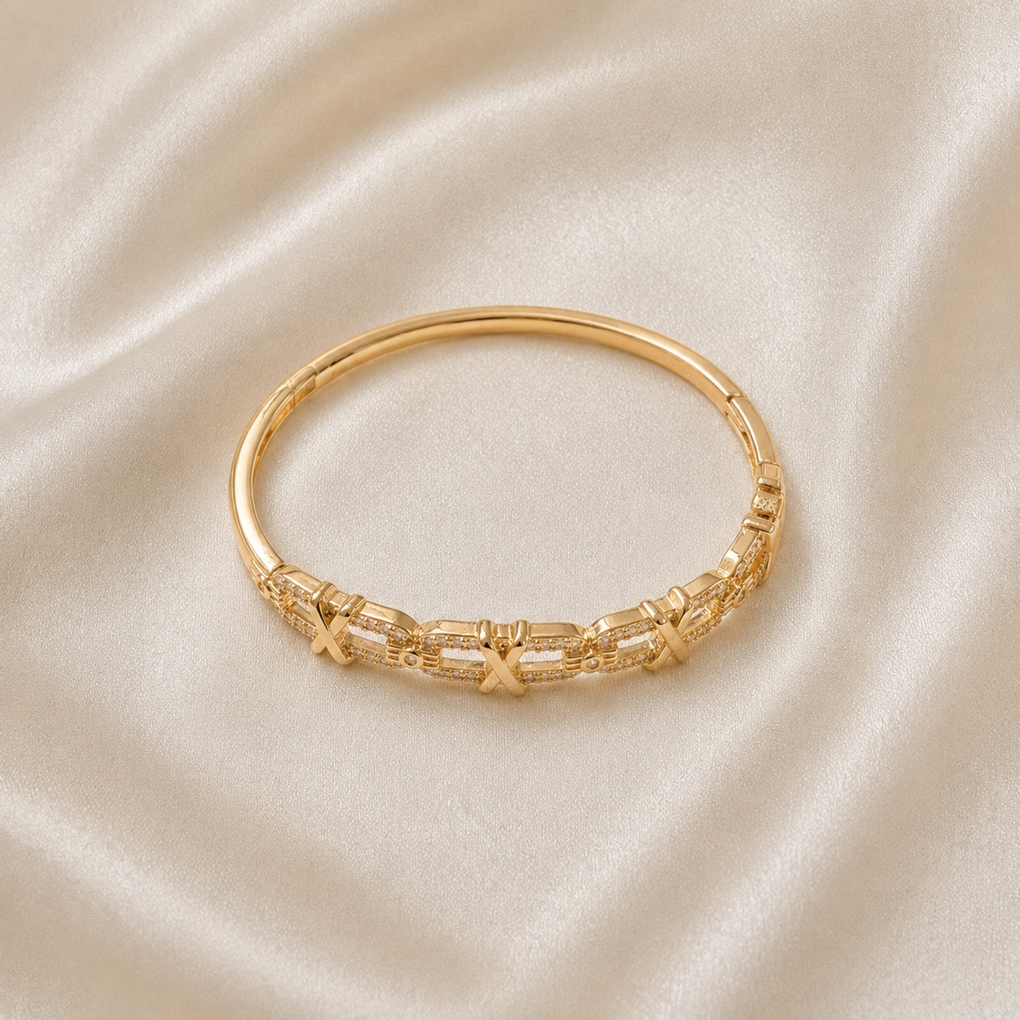 GOLDEN XOXO BANGLE