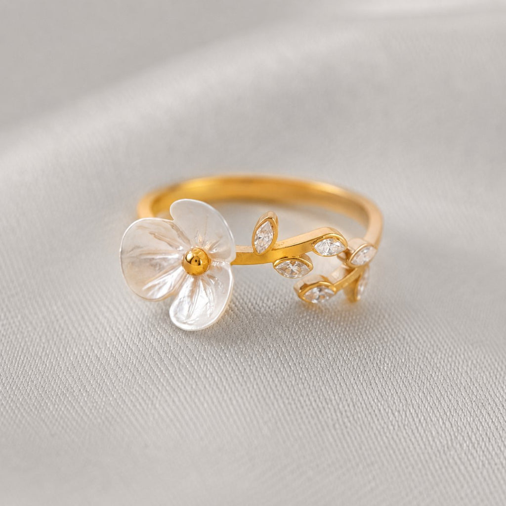 WHITE FLOREL RING